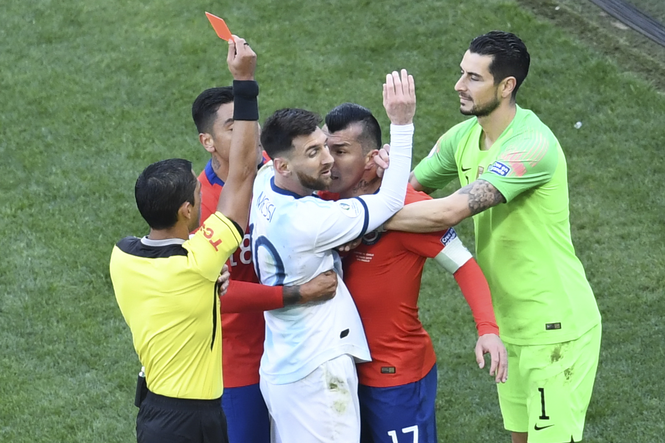 Lionel Messi salió expulsado ante Chile en la pasada Copa América.