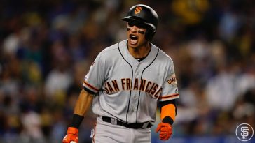 Mauricio Dubon celebra tras conectar su jonrón