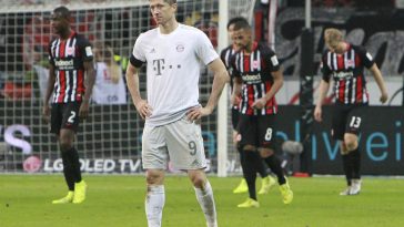 Robert Lewandowski no podía creer la goleada que sufrió su equipo.