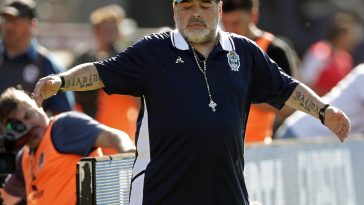 El DT Diego Maradona mostró su frustración por la derrota.