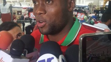 Yustin Arboleda brinda declaraciones a los medios de comunicación.