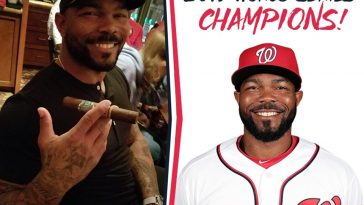 Howard Kendrick posa con el tabaco ho9ndureño en mano.