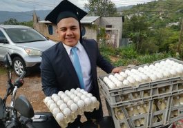 carrera universitaria hondureño vendiendo huevos