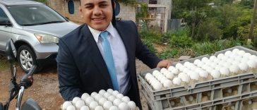 carrera universitaria hondureño vendiendo huevos